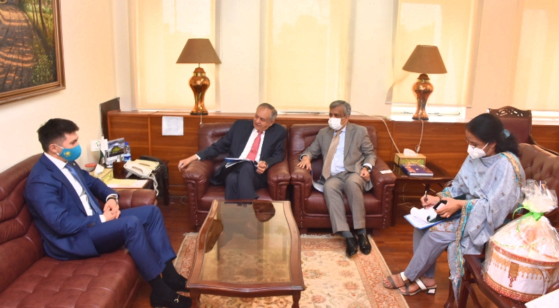Ambassador of Kazakhstan to Pakistan H.E. Mr.Y. Kistafin held a bilateral meeting with the Federal Minister - Adviser to the Prime Minister of Pakistan on Commerce and Investment A.Dawood and Federal Secretary Commerce M.Faruqui