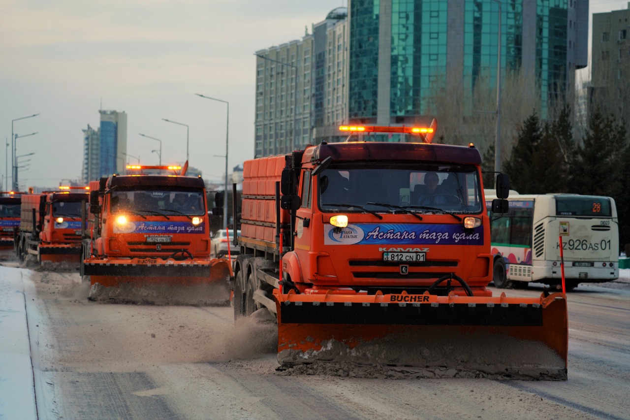 Астанада екі мыңнан астам жол жұмысшы қар күреуге шықты